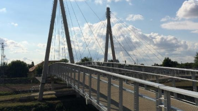 Gyalogos- és kerékpárhíd a Zagyva felett